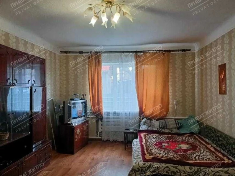 Частина будинку з окремим двором біля річки.