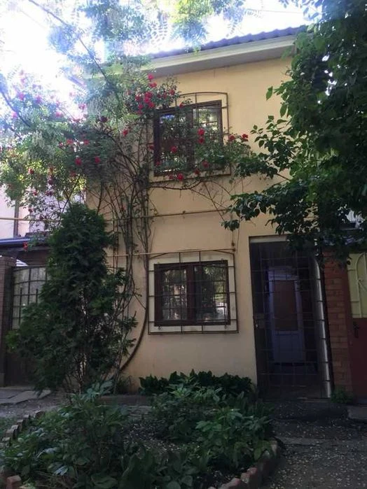For sale, a small cozy house on the 10th floor. Fountain. 3 rooms