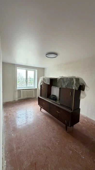 I am selling a 3-room apartment in Novye Dom.