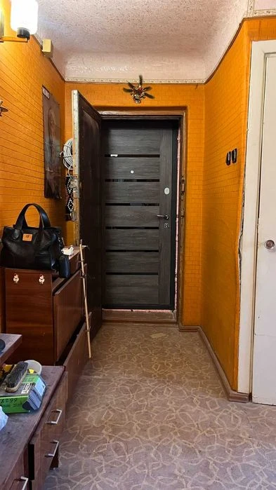 I am selling a 3-room apartment in Novye Dom.