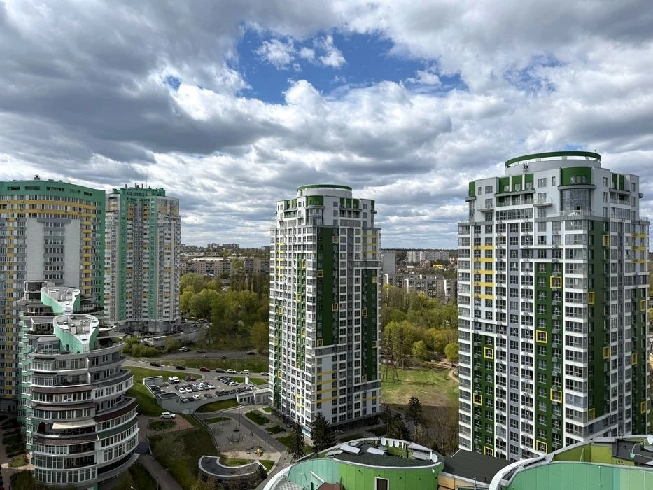 No commission. Best price. Specified 4-room apartment 175 m2 in residential complex