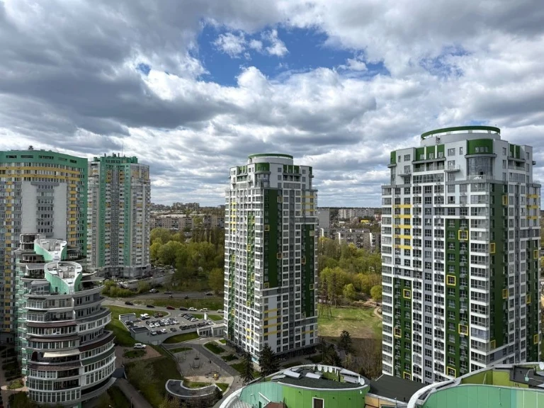 No commission. Best price. Specified 4-room apartment 175 m2 in residential complex