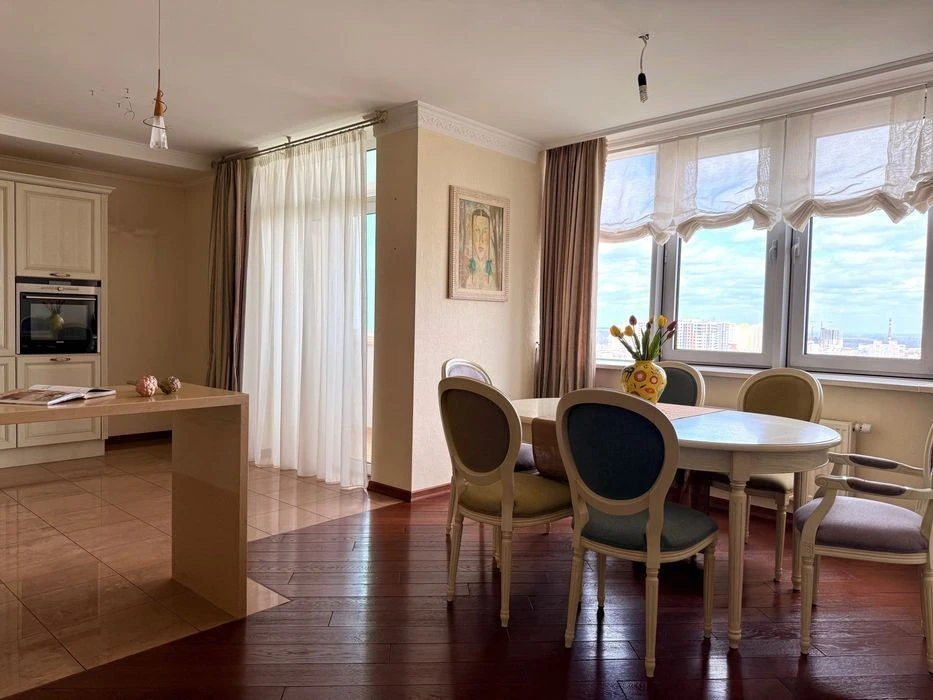 No commission. Best price. Specified 4-room apartment 175 m2 in residential complex
