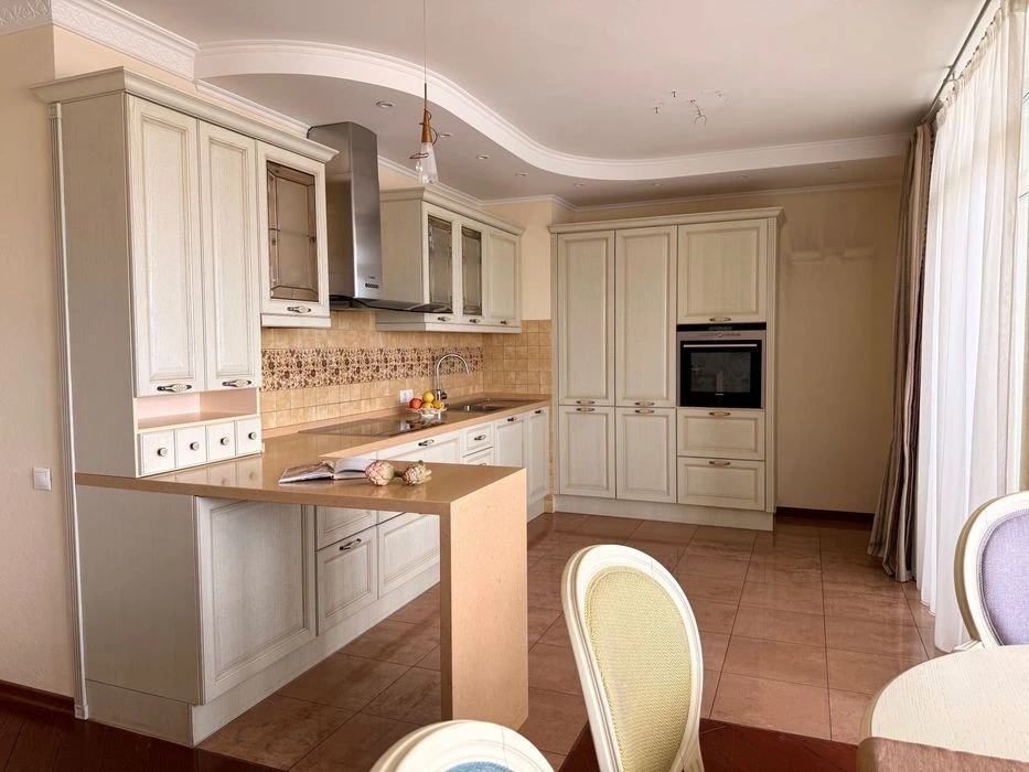 No commission. Best price. Specified 4-room apartment 175 m2 in residential complex
