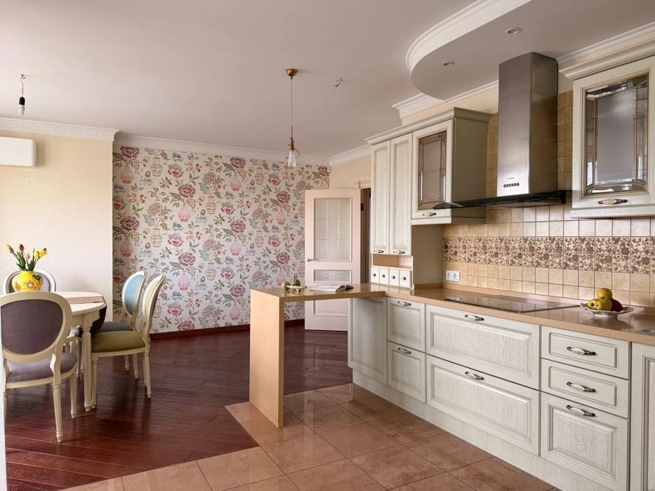 No commission. Best price. Specified 4-room apartment 175 m2 in residential complex