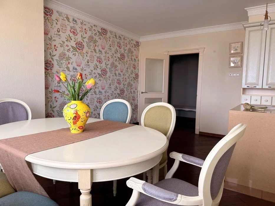No commission. Best price. Specified 4-room apartment 175 m2 in residential complex