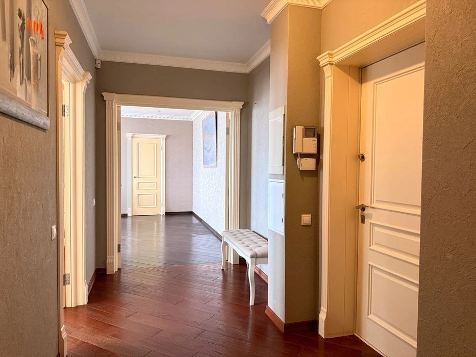 No commission. Best price. Specified 4-room apartment 175 m2 in residential complex