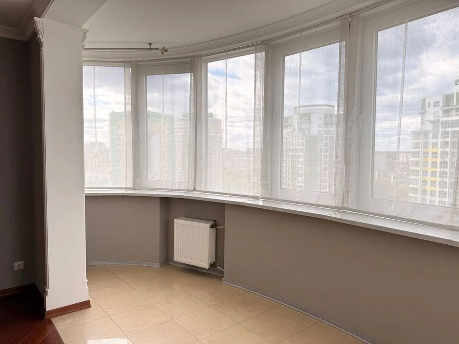 No commission. Best price. Specified 4-room apartment 175 m2 in residential complex