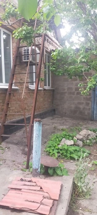 I will urgently sell a house in Zaporozhye for a leva