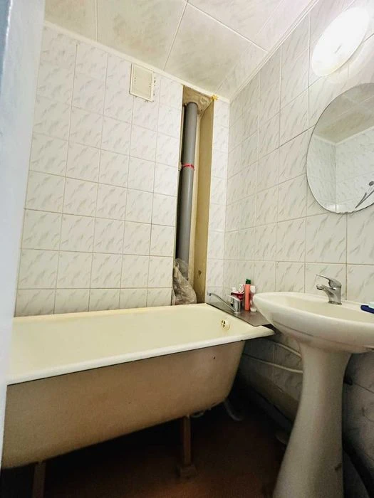Продам двокімнатну квартиру вул. Баяна,8