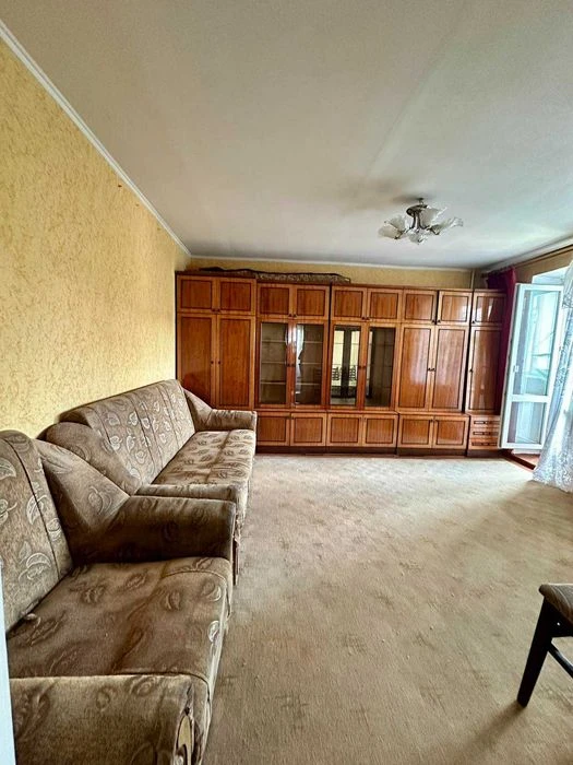 Продам двокімнатну квартиру вул. Баяна,8