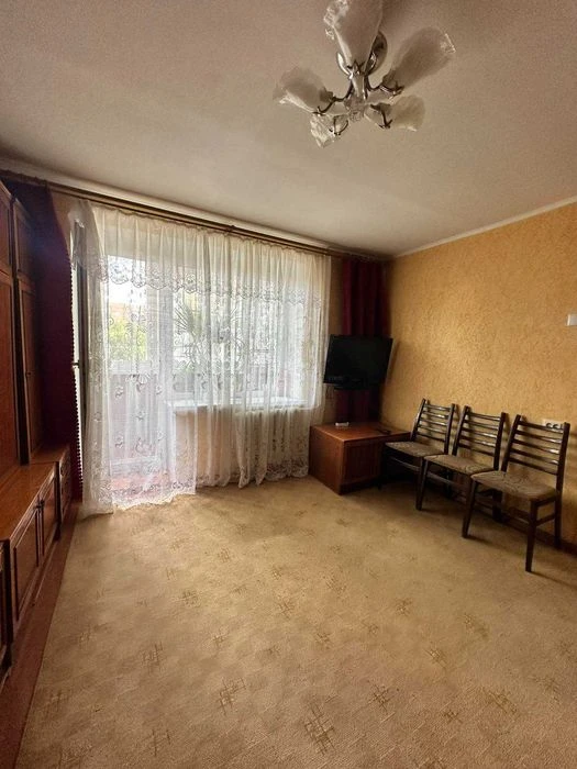 Продам двокімнатну квартиру вул. Баяна,8