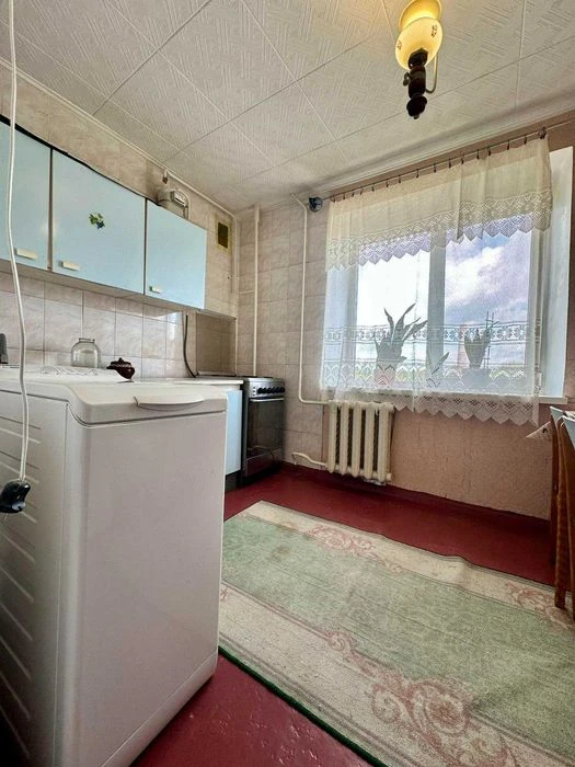 Продам двокімнатну квартиру вул. Баяна,8