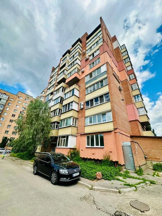 Продам двокімнатну квартиру вул. Баяна,8