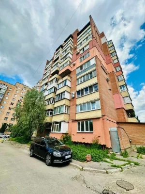 Продам двокімнатну квартиру вул. Баяна,8