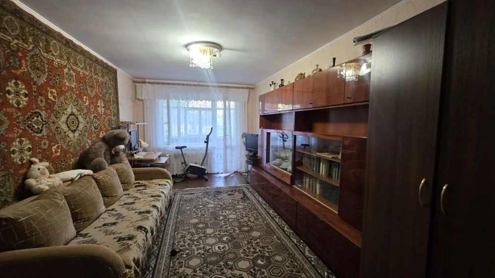 Продам трикімнатну квартиру  по вул. Докучаєва