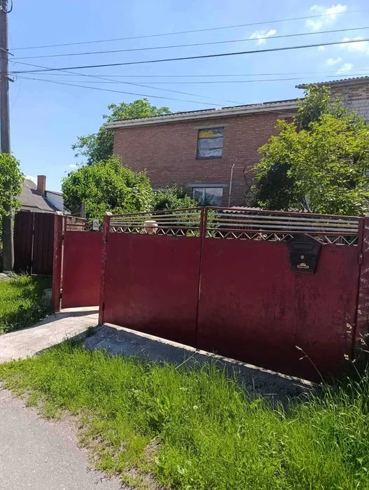 Продам 2-поверховий будинок на вул. І. Федорова 1082