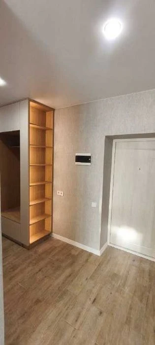 42164  Всього 1170 $ за м² з ремонтом і меблями? Це взагалі