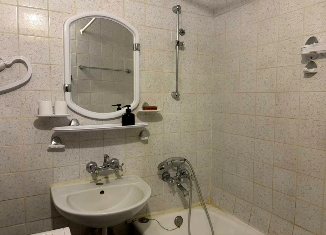 For sale: 3-room apartment, 76 m², Druzhby Narodov Blvd., 10A