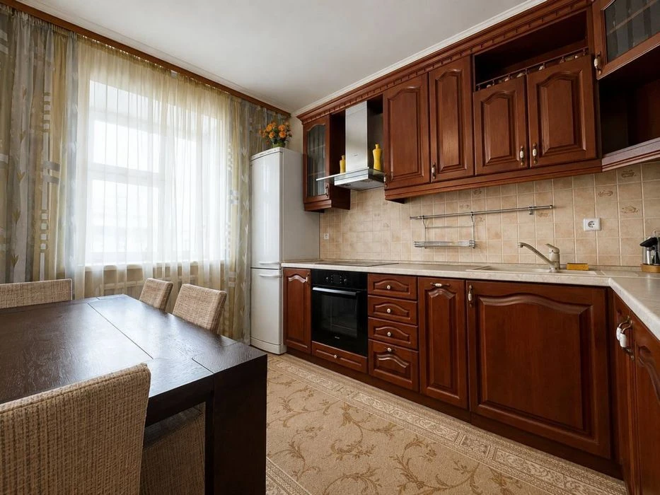 Без комиссии! Продажа: 3-комнатная квартира возле метро Минская,