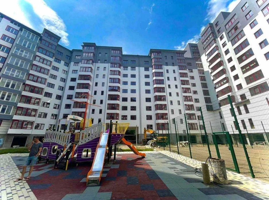 A large 2-bedroom apartment is for sale in the Pasichna district.