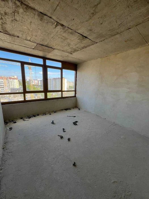 A large 2-bedroom apartment is for sale in the Pasichna district.