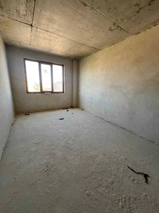 A large 2-bedroom apartment is for sale in the Pasichna district.