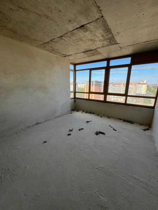 A large 2-bedroom apartment is for sale in the Pasichna district.