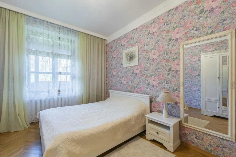 For sale John McCain Center Stalinka Pechersk Zvirynetska 14
