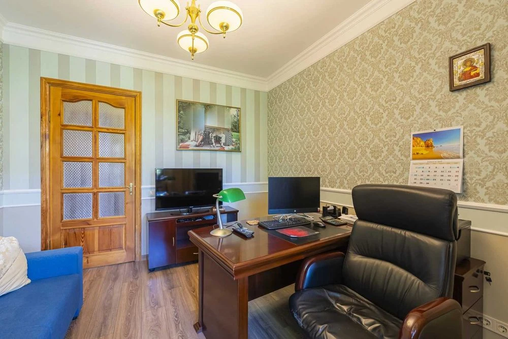 For sale John McCain Center Stalinka Pechersk Zvirynetska 14
