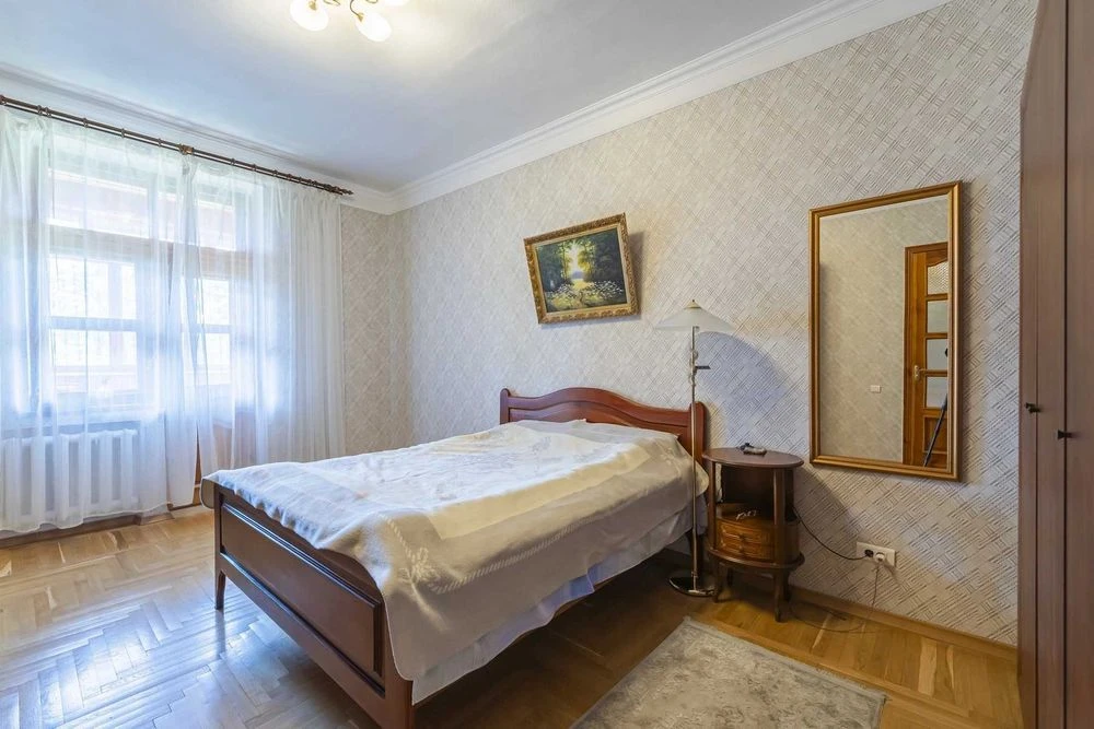 For sale John McCain Center Stalinka Pechersk Zvirynetska 14