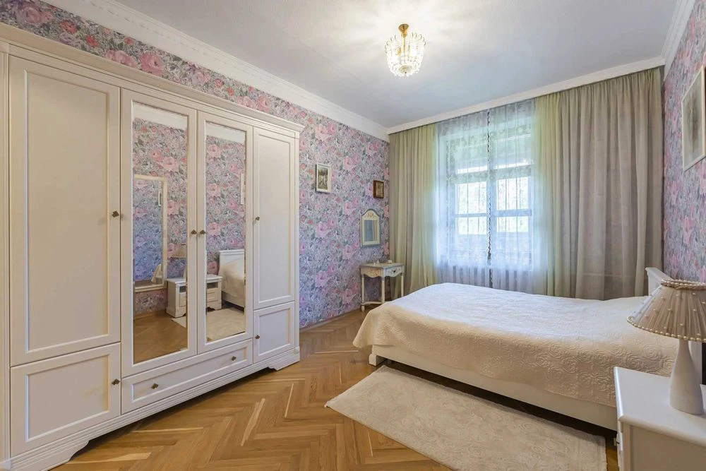 For sale John McCain Center Stalinka Pechersk Zvirynetska 14