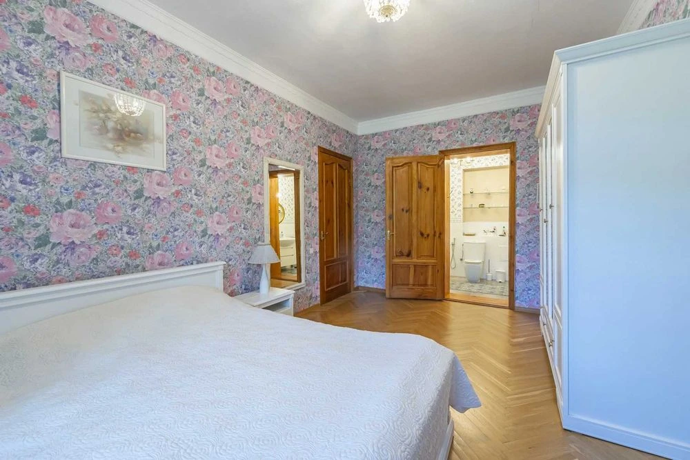 For sale John McCain Center Stalinka Pechersk Zvirynetska 14