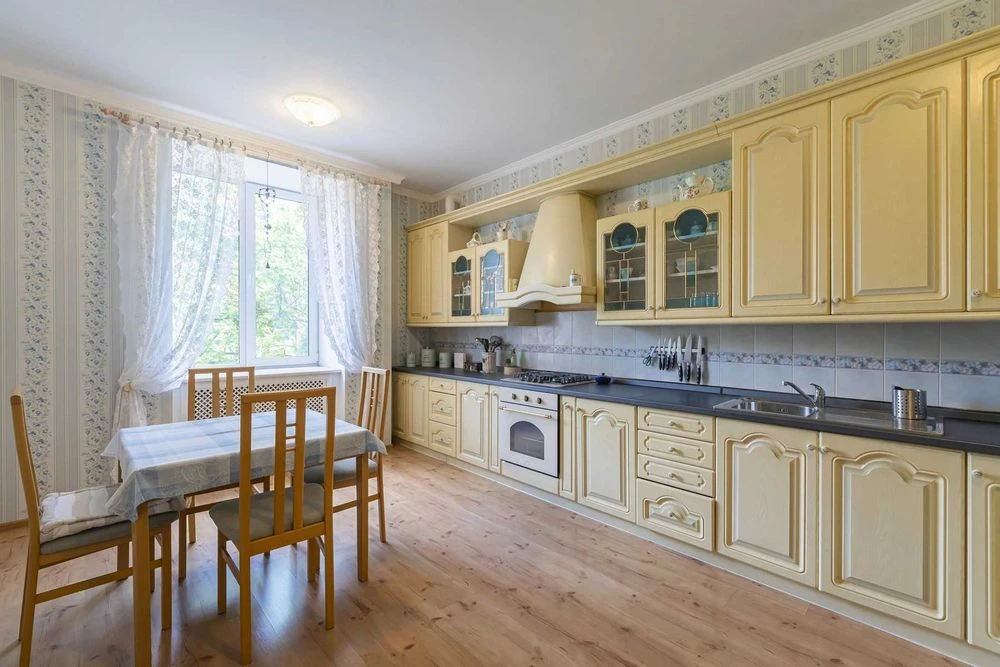 For sale John McCain Center Stalinka Pechersk Zvirynetska 14