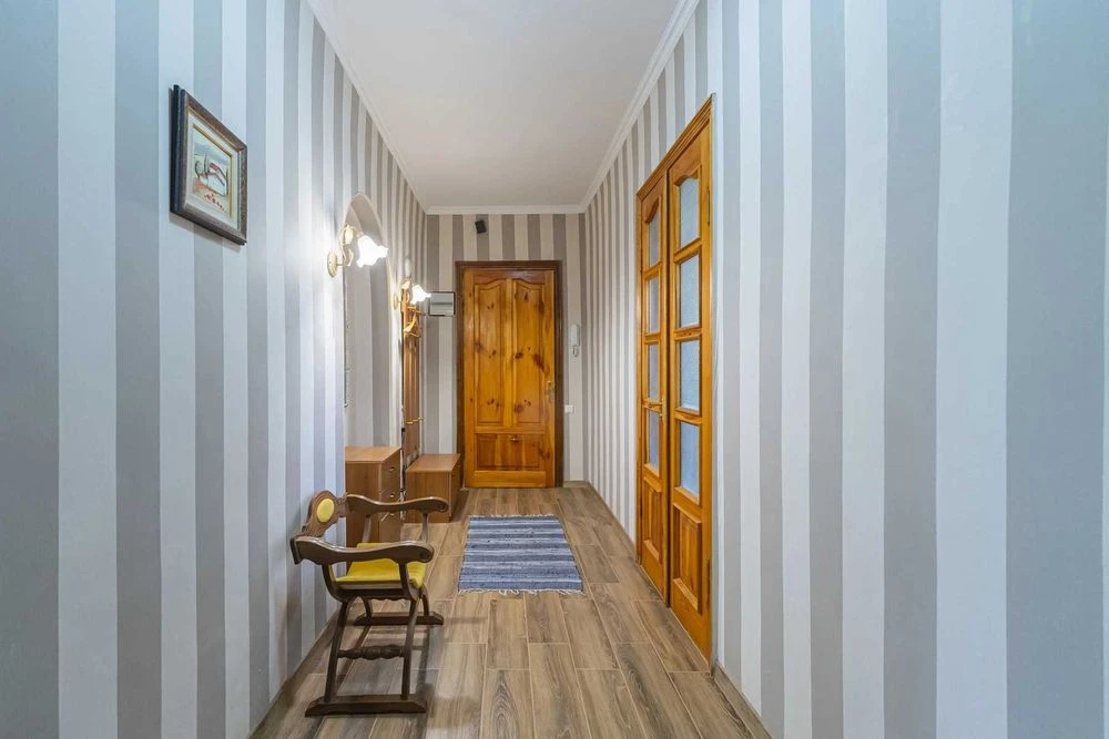 For sale John McCain Center Stalinka Pechersk Zvirynetska 14