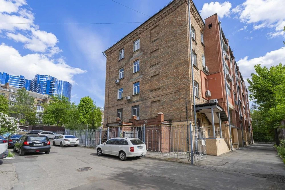 For sale John McCain Center Stalinka Pechersk Zvirynetska 14