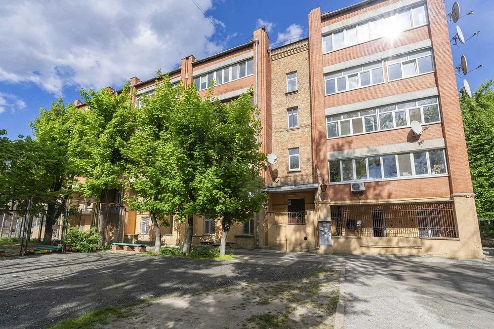 For sale John McCain Center Stalinka Pechersk Zvirynetska 14