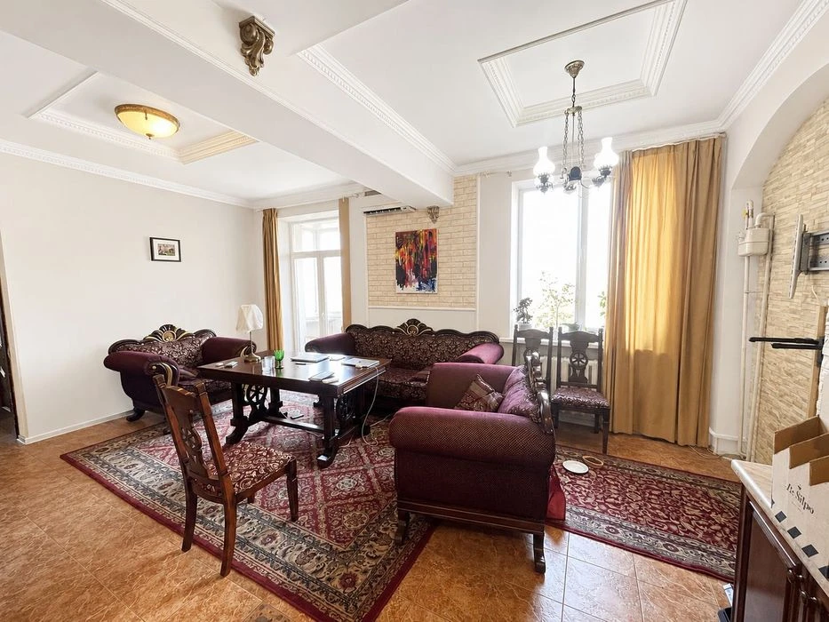 Продаж Квартири 100 м² у сталінці. Парк Шевченко