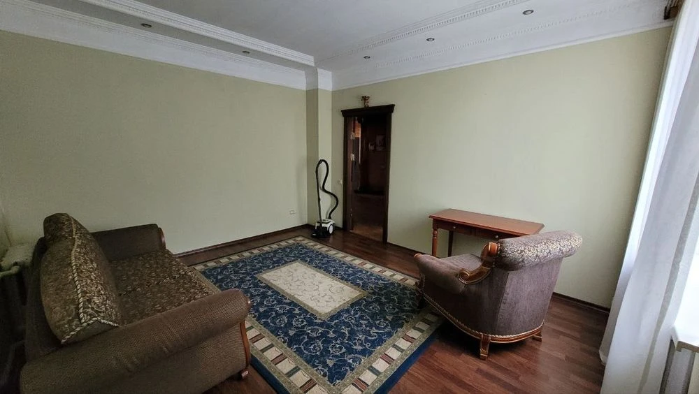 Продаж Квартири 100 м² у сталінці. Парк Шевченко