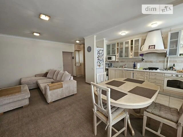 Sale of 3-room apartment 90 sq. m on Mykhaylo Omelyanovicha-Pavl st.