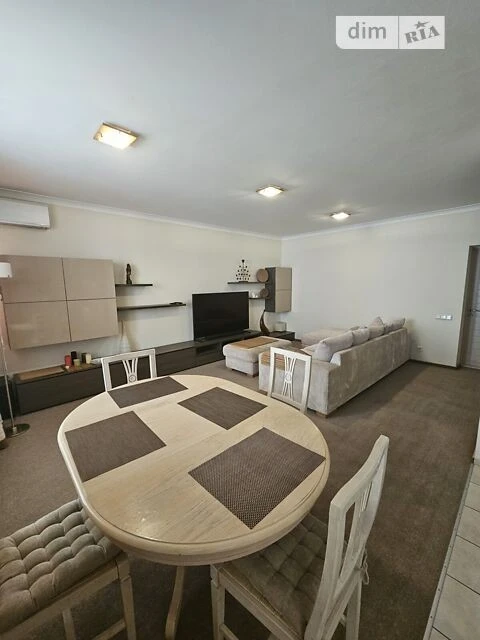 Sale of 3-room apartment 90 sq. m on Mykhaylo Omelyanovicha-Pavl st.