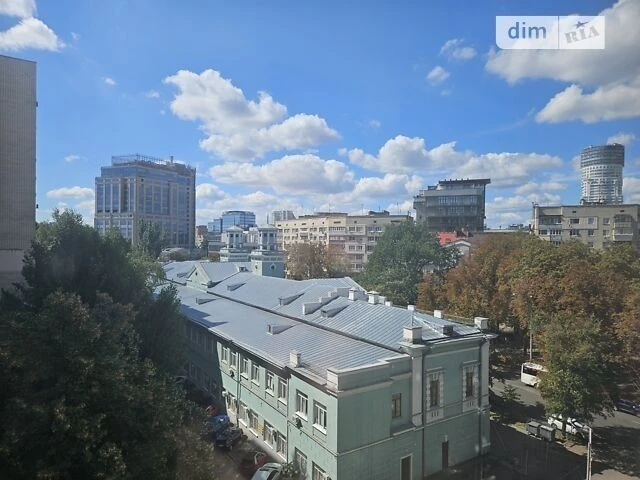 Sale of 3-room apartment 90 sq. m on Mykhaylo Omelyanovicha-Pavl st.