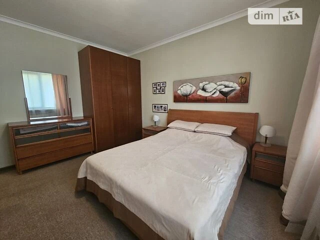 Sale of 3-room apartment 90 sq. m on Mykhaylo Omelyanovicha-Pavl st.