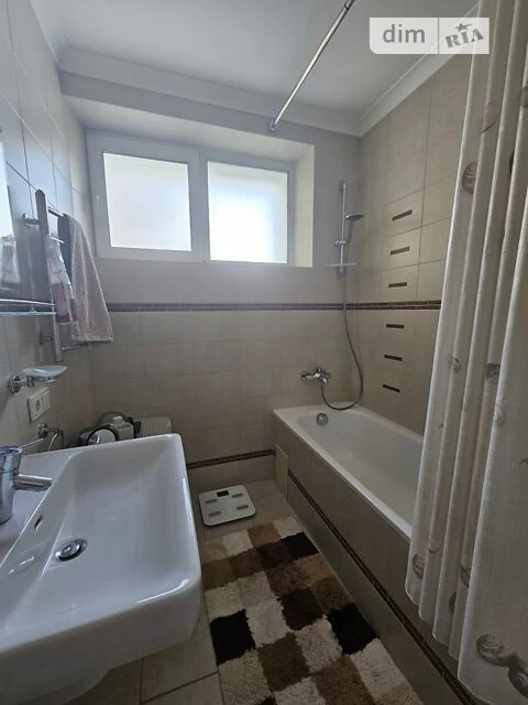 Sale of 3-room apartment 90 sq. m on Mykhaylo Omelyanovicha-Pavl st.