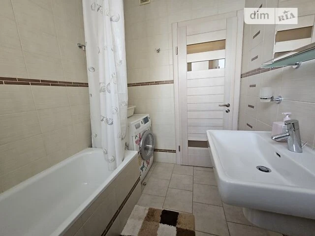 Sale of 3-room apartment 90 sq. m on Mykhaylo Omelyanovicha-Pavl st.