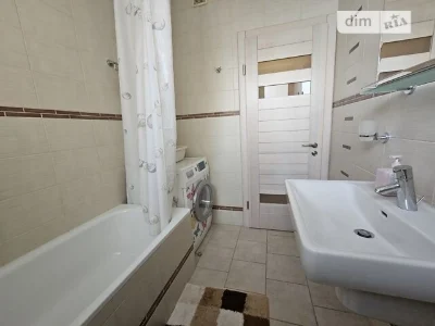 Sale of 3-room apartment 90 sq. m on Mykhaylo Omelyanovicha-Pavl st.