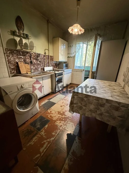 В продаже просторная 3-комнатная квартира на среднем этаже Т