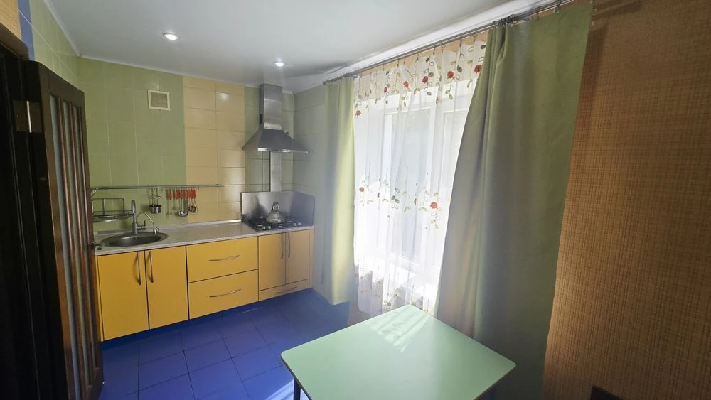 For sale 3 rooms + garage + storage room, Voenbud street
