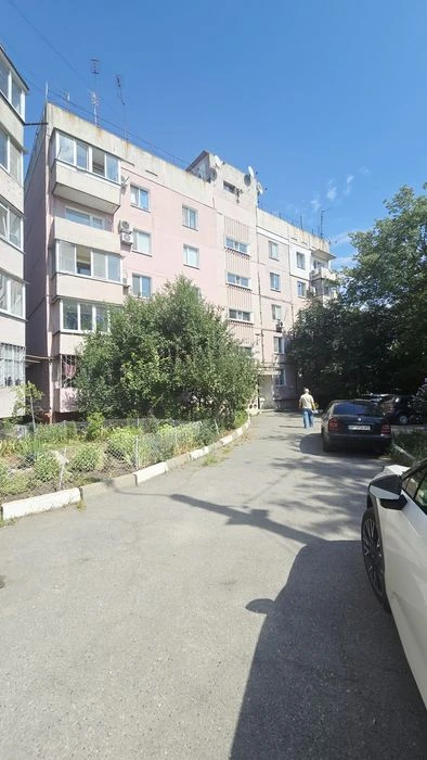 For sale 3 rooms + garage + storage room, Voenbud street