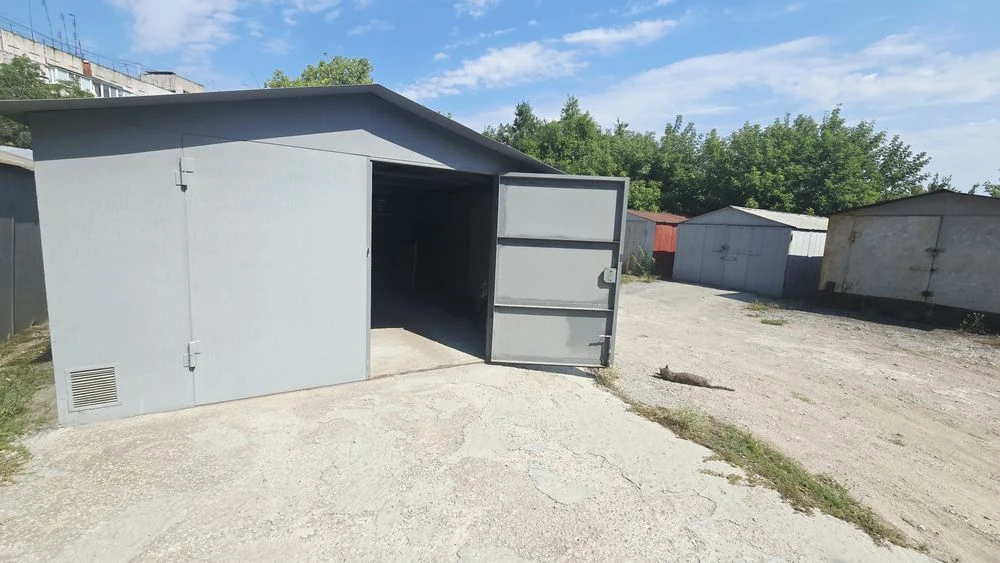 For sale 3 rooms + garage + storage room, Voenbud street